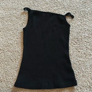 Tank top for the summer, the design is angled at the top of your collar bone